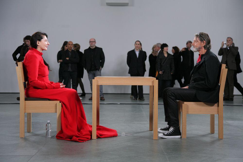 Em sua performance realizada no MoMA e intitulada A artista está presente (2010), Marina Abramovic passou horas sentada imóvel frente a uma mesa e cadeira, na qual um espectador era convidado a