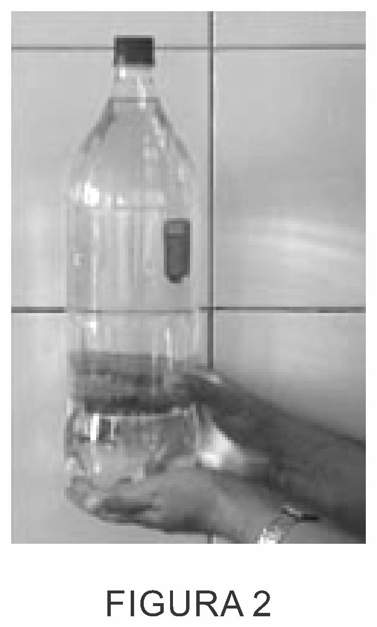 c) aumenta a quantidade de água que fica dentro do frasco. d) diminui a força de resistência da água sobre o frasco. e) diminui a pressão que a água aplica na base do frasco.