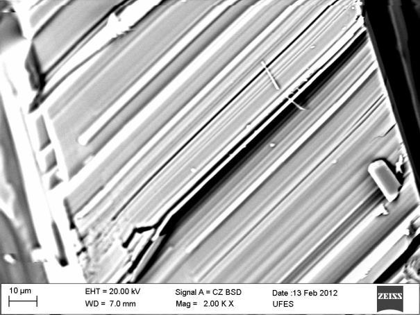 3 Caracterização microestrutural do gesso e do resíduo A caracterização microestrutural por microscopia eletrônica de varredura foi realizada nas amostras de gipsita, de gesso em pó, de resíduo em pó