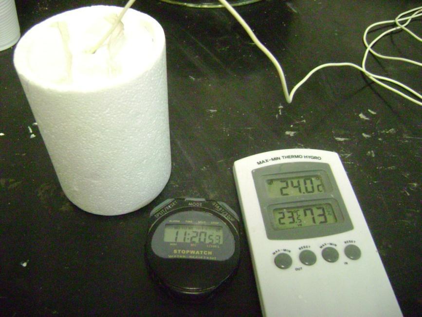 O calorímetro pseudo-adiabático foi formado por um recipiente de isopor com tampa, um copo plástico descartável para deposição da amostra, fechado também com tampa de isopor com uma rolha no meio