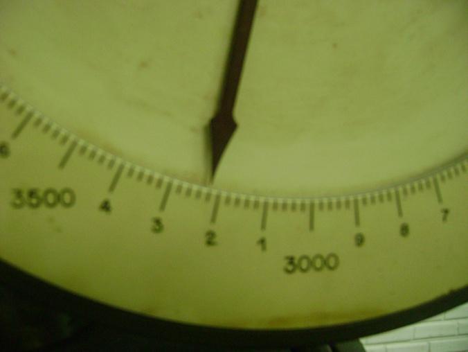 Para a realização do ensaio foi selecionado a face lateral que não houve impressão da esfera. A figura 4.16a mostra o rompimento de um corpo de prova e a figura 4.16b, o registro da carga de ruptura.