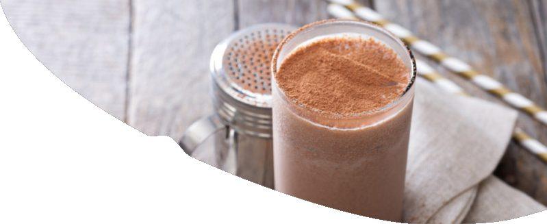 DOCES BEBIDAS Shake Prebiótico de Chocolate 1 colher de sopa de Achocolatado Premium Sanavita 1 scoop de Xylitol Sanavita 200ml de água quente 1 scoop de Floraliv Sanavita 1 colher de chá de extrato