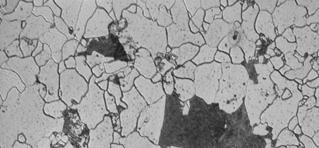 térmico do aço API X80. No aço API X70, figura 51a, observa-se as morfologias do microconstituinte perlita e de agregados eutetóides de ferrita e cementita em matriz ferrítica.