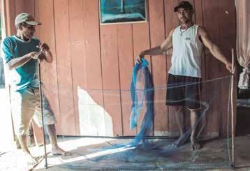 Demonstração do uso da rede de puçá em Ilha de Fora. Foto: UNESCO/Fundo Vale/Milena Argenta divisão igualitária do pescado entre os dois colegas envolvidos.