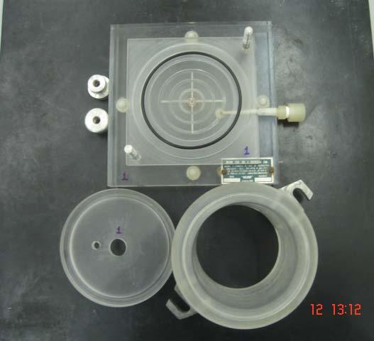 o equipamento é confeccionado pelo mesmo material (acrílico) e a vedação dos contatos tampa/cilindro e cilindro/base é realizada por anéis de borracha tipo O-ring. A figura 3.