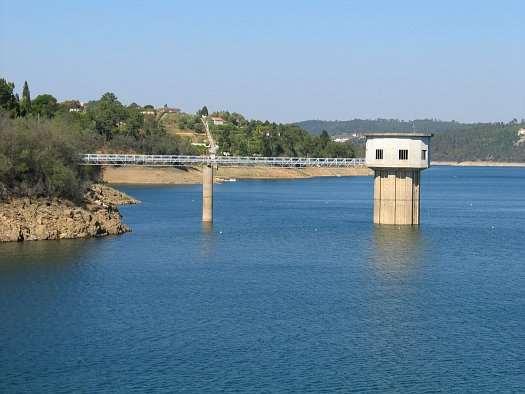 A Torre de Tomada de Água (barragem de Castelo do Bode) possui uma plataforma