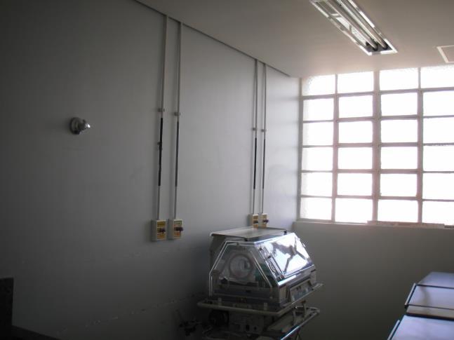recém-nascido. Foto 11 e 12: Vista das bancadas da sala de assistência ao recém-nascido.