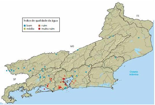 Com base na análise do mapa, identifique o corpo hídrico fluminense com o pior índice de qualidade da água e indique uma fonte poluidora que contribui de forma significativa para sua degradação.