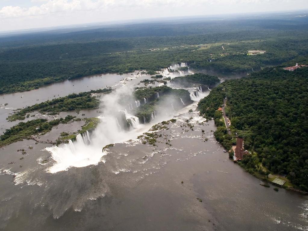 Cataratas O rio Iguaçu é o mais importante afluente do rio Paraná, pertencente à Bacia Platina.