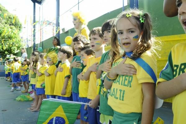 Em ano de copa do mundo, por exemplo, o Brasil inteiro se pinta de verde e amarelo.