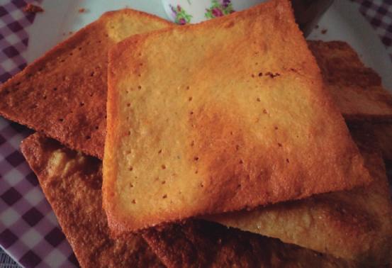 Espalhe o queijo ralado por cima e finalize com o orégano. Leve para assar em forno médio por 20 minutos. Dica: Pode utilizar outra proteína como recheio como: carne moída, carne seca, atum.