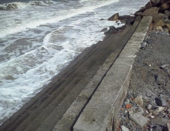 As escadarias identificadas em Riviera e Flamingo são menores quando comparadas às localizadas na porção norte do Balneário Caiobá, as quais possuem aproximadamente 8 metros de altura (Figura 36).