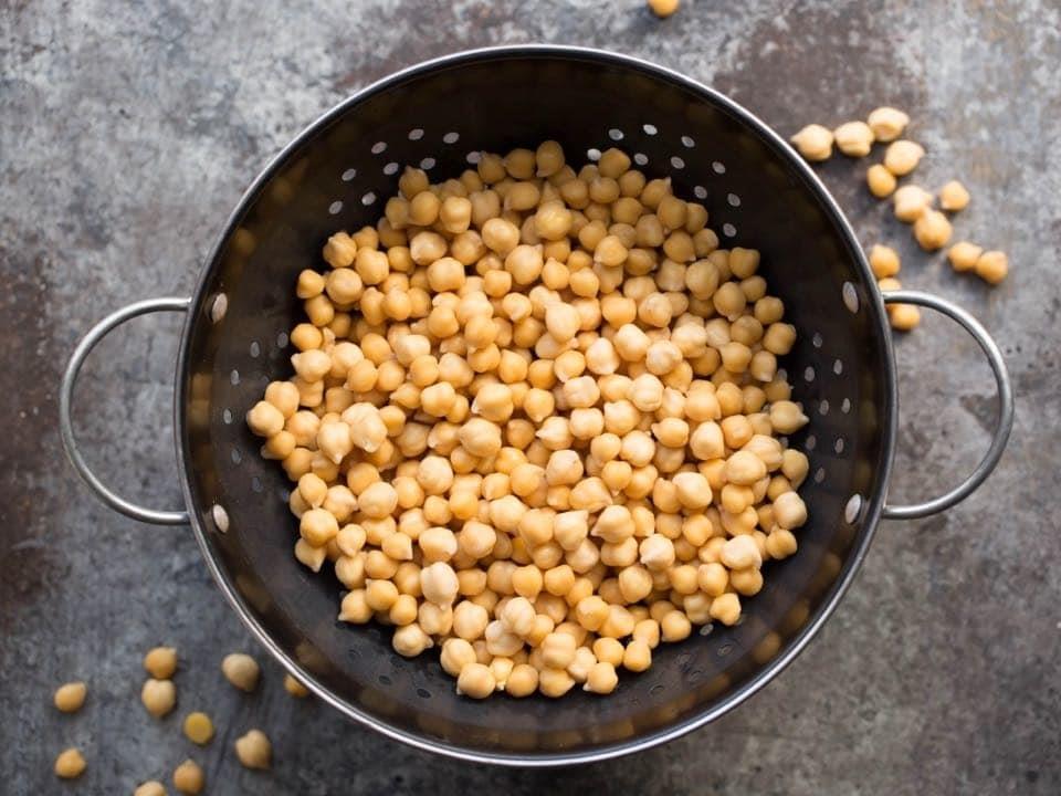 EMPADÃO DE GRÃO-DE- BICO E ATUM (para 2 pessoas) 2 latas de atum conservado ao natural 400g de grão-de-bico cozido Alho, cebola e pimentos q.b. Pimenta branca e preta q.b Oregãos q.b. Uma gema Refugar o atum com a cebola, alho, pimentos e temperos e triturar o grão-debico.