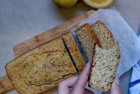 BOLO DE LIMÃO E CHIA 200gr de flocos de aveia 2 colheres de sopa de chia 3 ovos 125gr de iogurte natural Sumo de 1 limão médio 2 colheres de sopa de mel 1 colher de café de essência de baunilha 1