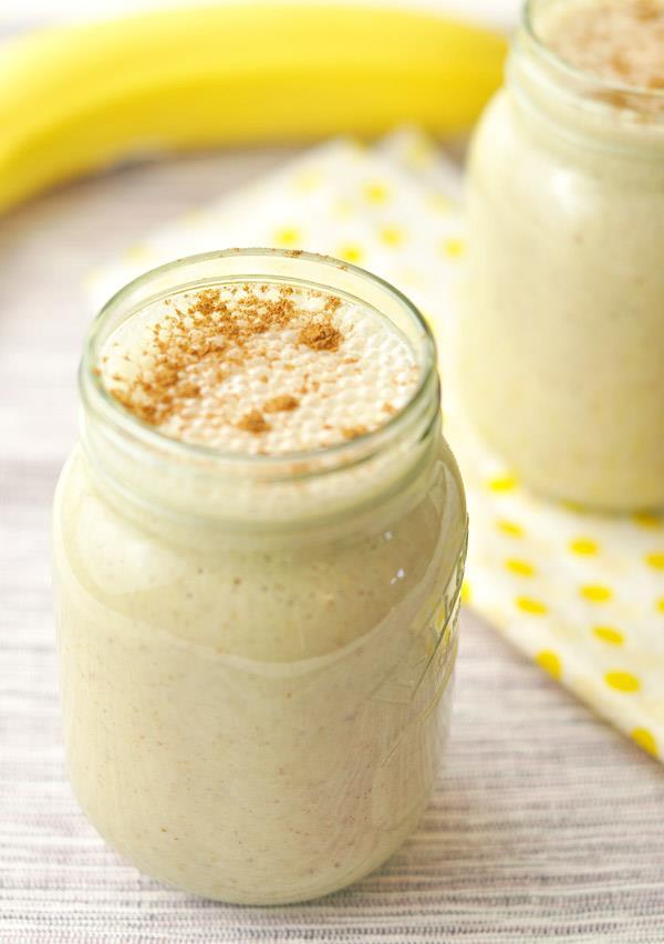 SMOOTHIE DE BANANA 200ml de leite magro ou bebida vegetal sem adição de açúcar 1 banana 1 colher