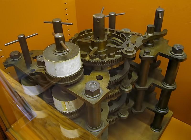 Máquina Diferencial de Babbage No ano de 1822, Charles Babbage, imaginou uma máquina que seria capaz de calcular funções de diversas naturezas (trigonometria, logaritmos) de forma