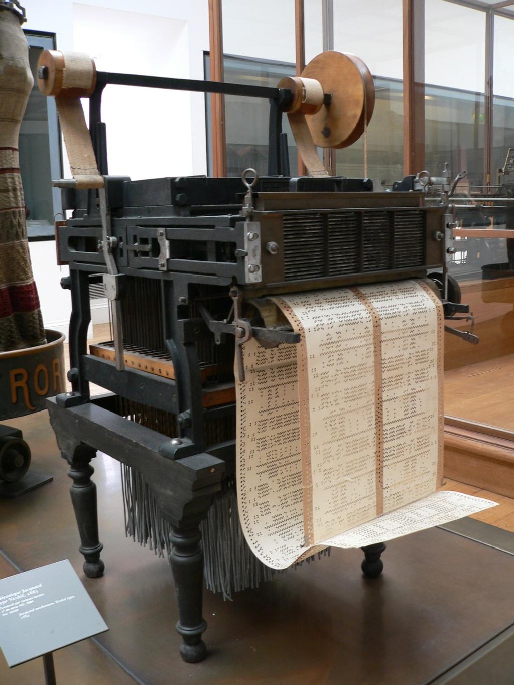Tear de Jacquard Em 1804, Joseph-Marie Jacquard inventou o tear mecânico, automatizado, capaz de ler os cartões e executar as operações na sequência programada.
