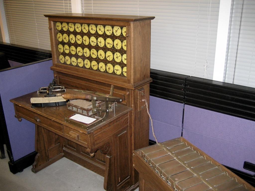 Máquina de Hollerith Em 1890, o matemático americano Herman Hollerith utilizou cartões perfurados para tornar mais rápida a tabulação das estatísticas do censo dos Estados Unidos.