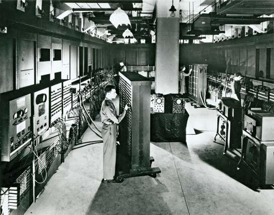 ENIAC Em agosto de 1942, John Mauchly e Presper Eckert, propuseram a construção de um computador de alta velocidade que utilizava válvulas eletrônicas.