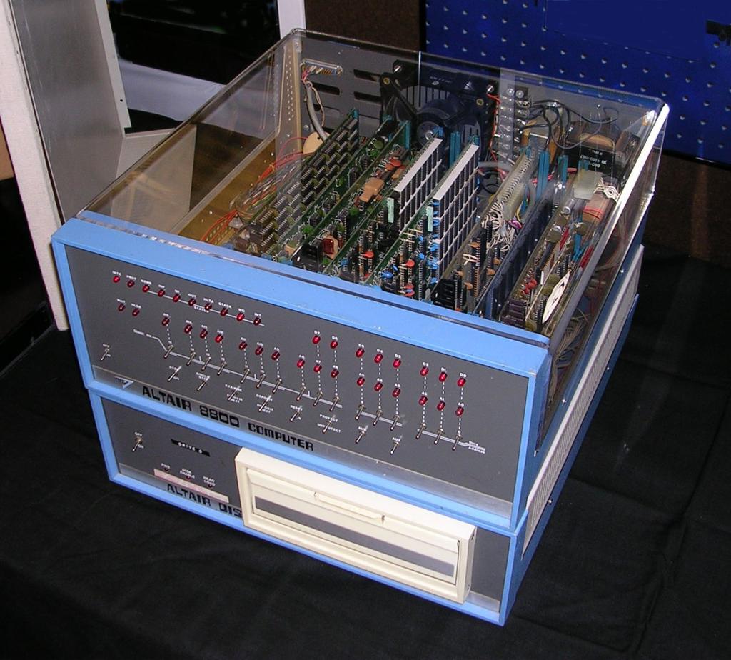 Altair 8800 Primeiro computador pessoal portátil, produzido industrialmente para venda em massa.