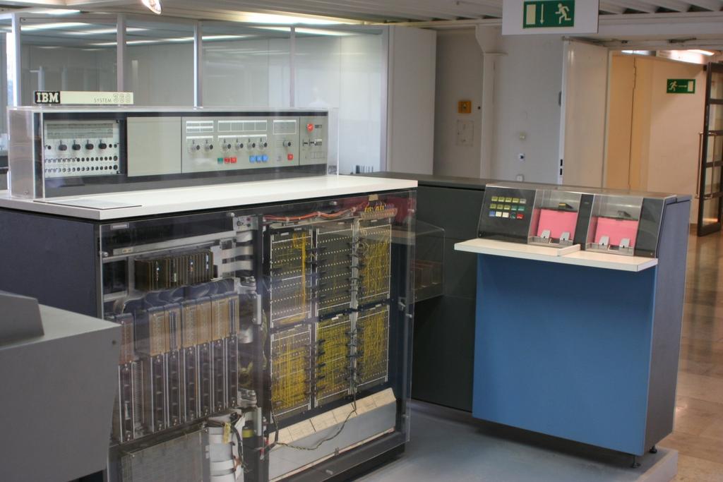 IBM 360 (mainframe) O IBM System/360 (S/360) constitui-se numa família de mainframes lançada pela IBM em 1964.