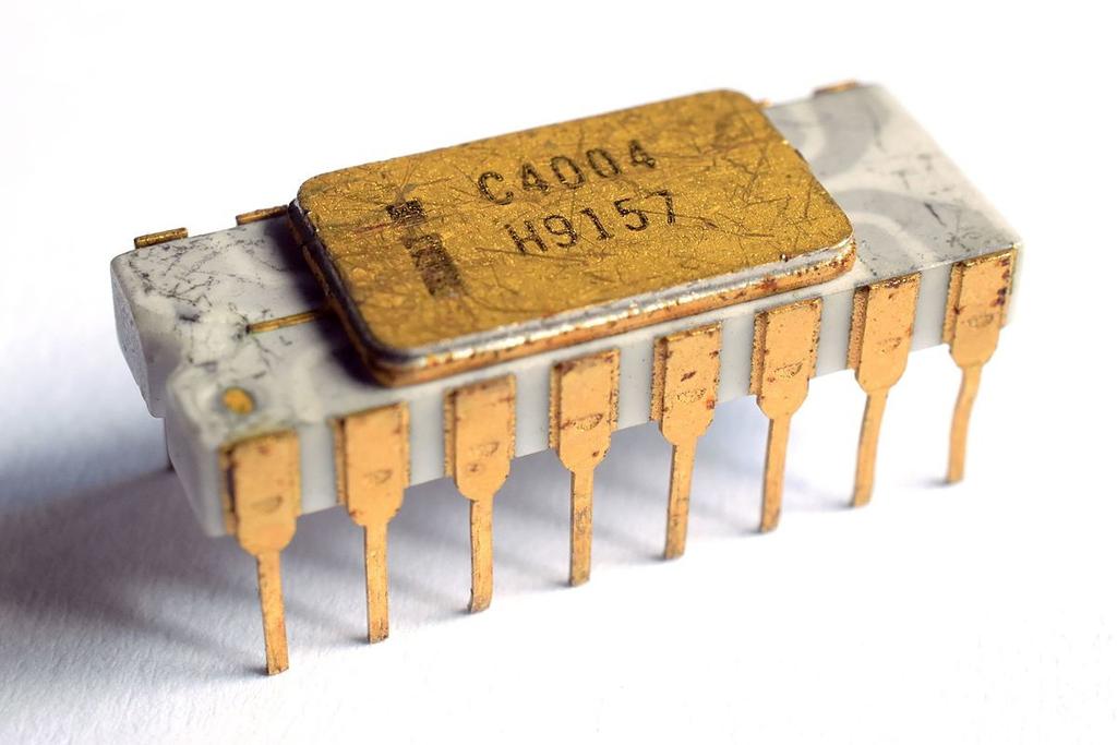 Microprocessador É marcada pelo surgimento dos microprocessadores: dispositivo eletrônico encapsulado em chip que apresentava as funcionalidades básicas de um