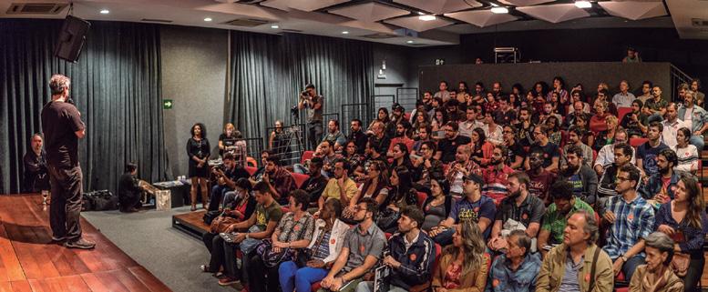 Sávio falando ao público no Foto em Pauta de Belo