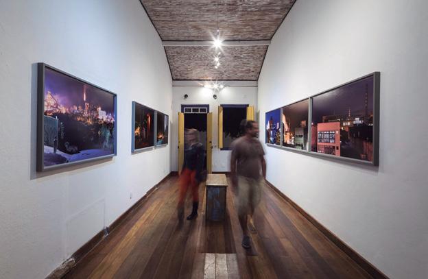Público confere a exposição O Grande Vizinho, de Rodrigo Zeferino, no evento fotográfica está distante dos eventos culturais, dedicando-se mais aos eventos comerciais.