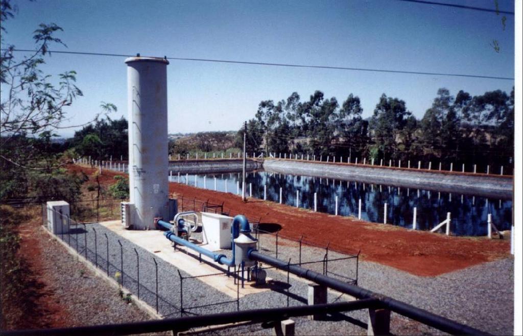 70 No sistema ativo o biogás é coletado em 19 pontos e queimado no flare, o qual possui melhor eficiência de queima e foi instalado em abril de 2002 (DBO ENGENHARIA, 2005). Figura 15.