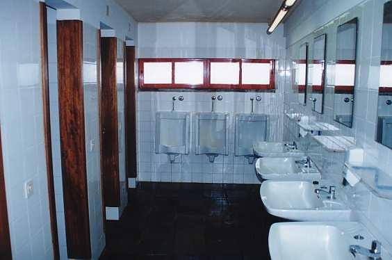 14. (I) Existência de instalações sanitárias actualizadas devidamente assinaladas, em número suficiente e em boas condições de higiene, com balneário e água potável, e com destino final das águas