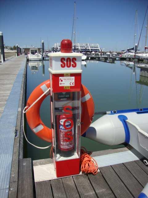 O equipamento de combate a incêndios deve incluir pelo menos extintores, devendo dispor de rede de combate a incêndio armada e outros dispositivos se a dimensão do Porto de Recreio ou Marina e as