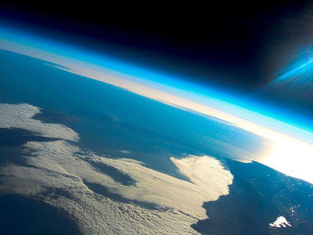 Aula 03 Química da Estratosfera A estratosfera é uma camada da atmosfera que vai da faixa dos 15 km até os 50 Km de altura acima do nível do solo.