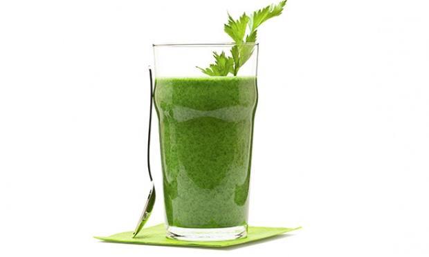 S UCOS DETOX 15 Bônus 1: Suco Detox verde Ingredientes 1 folha de couve (ou outra folha verde-escura) ½ limão inteiro (polpa e casca) ½ pepino japonês com casca, cortado em pedaços 1 maçã com casca e