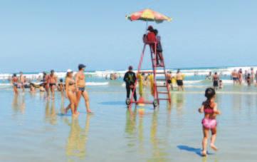 S Bandeira é instalada no centro da praia empre aos domingos, não apenas nos meses da alta estação, mas durante todo o ano, técnicos da Cetesb, e do Laboratório de Controle Ambiental da Riviera,