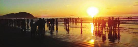 Chuvas do verão Além do número de pessoas no litoral, as chuvas intensas também contribuem para a variação nas condições da qualidade das águas das praias, pois nesses períodos lixo e outros