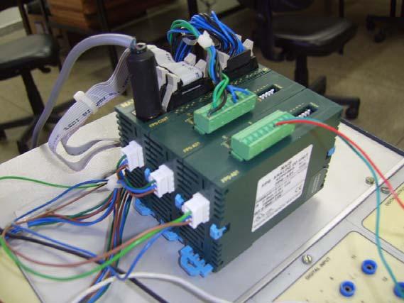 70 Para a programação dos controladores C1, C2 e do compensador C3, foi utilizado um Controlador Lógico Programável (CLP) da Matsushita modelo FP0-C32, Figura 48, com dois cartões analógicos FP0-A21,