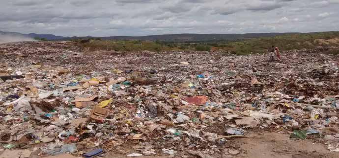 A coleta é realizada no centro com o caminhão cedido pela prefeitura, e nos bairros com carrinhos de mão. Há pontos de coleta de secos em escolas, comércio local e estações denominadas ecopontos.