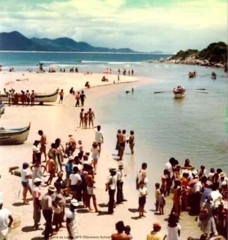 PARADA 4 - PRAIA DA BARRA DA LAGOA A Lagoa da Conceição mantém comunicação constante com o mar através do canal da Barra.