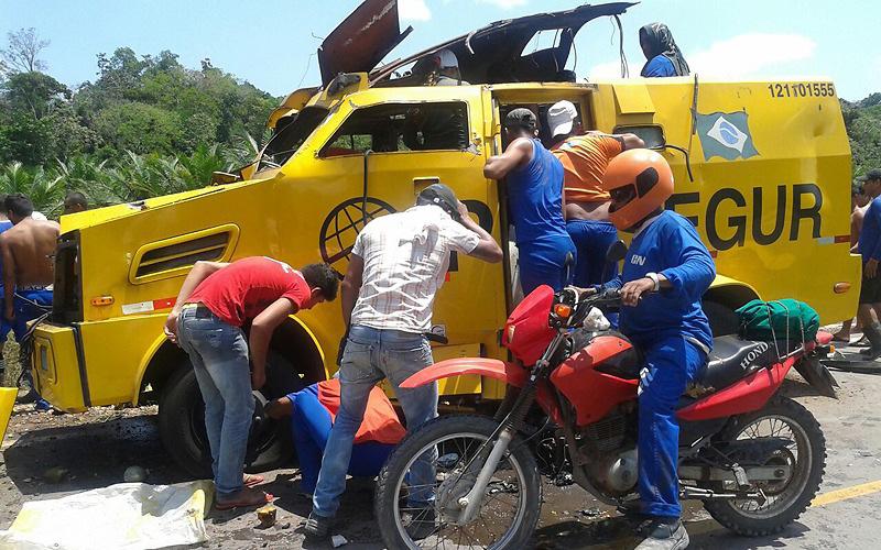 Bananas de dinamites foram utilizadas para explodir o carro-forte, e a hostilidade foi tanta que a porta e o teto do veículo foram arremessados a 20 metros.