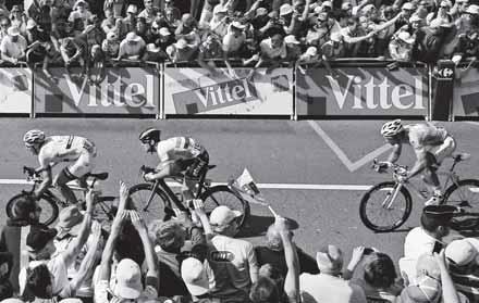 Mark Cavendish sa v cieľovej rovine včerajšej etapy zrazil s Holanďanom Tomom Veelersom.