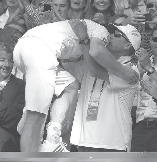 28 TENIS streda 10. 7. 2013 TENISOVÉ MAJSTROVSTVÁ ANGLICKA VO WIMBLEDONE LONDÝN 24. 6. 7. 7. 2013 Triumf Brita ANDYHO MURRAYHO vo Wimbledone sa zaslúžil o zázrak Ivan Hrozný Lendl sa usmial!