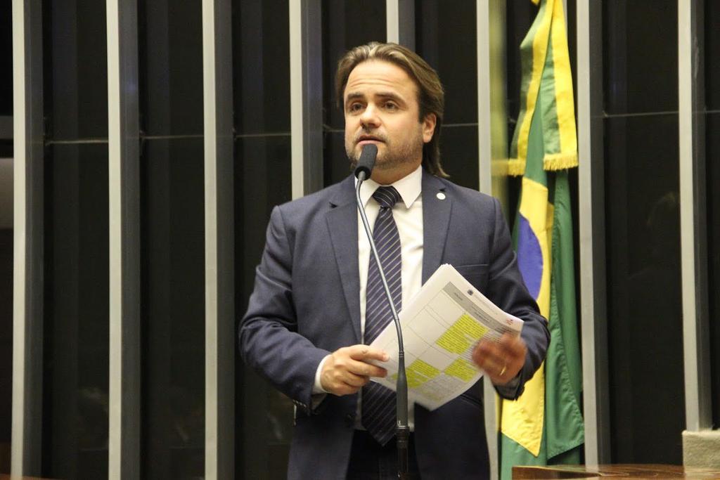 a criação do Fundo Eleitoral para financiar campanhas Eros Biondini concede na Câmara moção de louvor ao