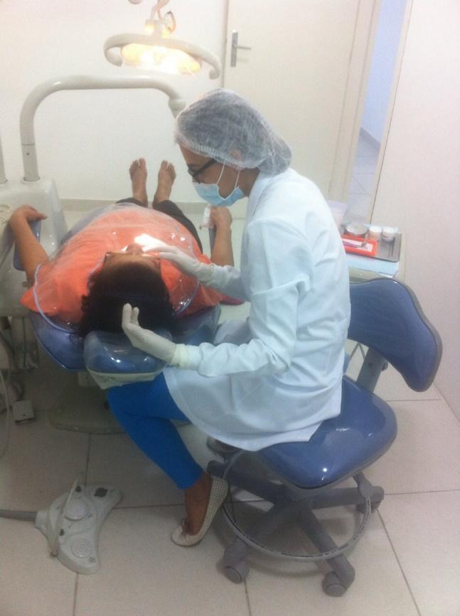 FIGURA 8: Cirurgiã-dentista em atendimento. Fonte: Autoras.