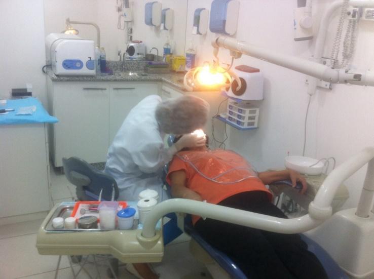 . FIGURA 4: Posição incorreta da cirurgiã-dentista.