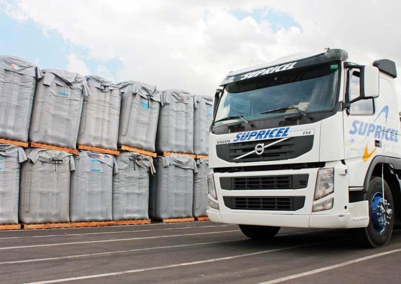 LOGÍSTICA DE BIG BAGS Transporte de carga seca para todos os estados do Brasil Nossa Solução Logística de big bags engloba o rastreamento desde a fabricação, manutenção, limpeza e descarte correto