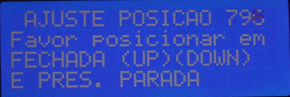 Para acessar o menu de ajuste: a) Posicionar chave seletora em modo 0 b) Manter pressionada o Botão de Emergência PARAR c) Pressionar os Botões ABRIR e FECHAR juntos por cerca de 5 segundos d)