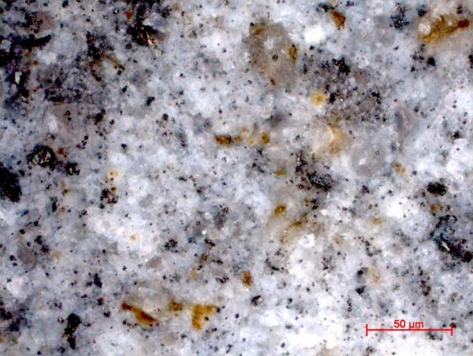 FIG. 8 - Análise de microscopia ótica com 50μm de resolução para a amostra de cimento com dopagem de 30% de ferrita. FIG.