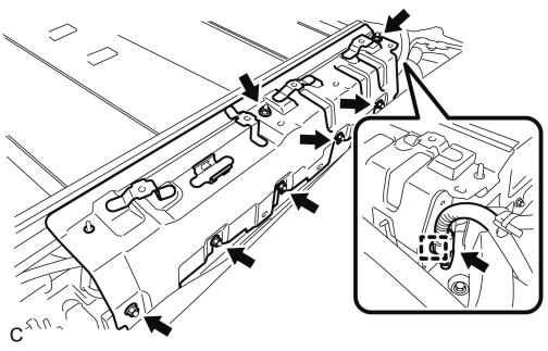 28. Desmonte a blindagem da bateria HV (N.º 1). Aviso: Certifique-se de que utiliza luvas isoladas e óculos de protecção. (1) Desengate as 2 garras, retire os 3 grampos e desmonte o gerador de sinais.