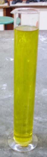 É um tubo cilíndrico graduado, geralmente em cm 3, com uma