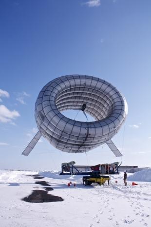 ENERGIA EÓLICA Inovações Balão em forma de rosquinha gigante para geração de energia elétrica a partir do vento